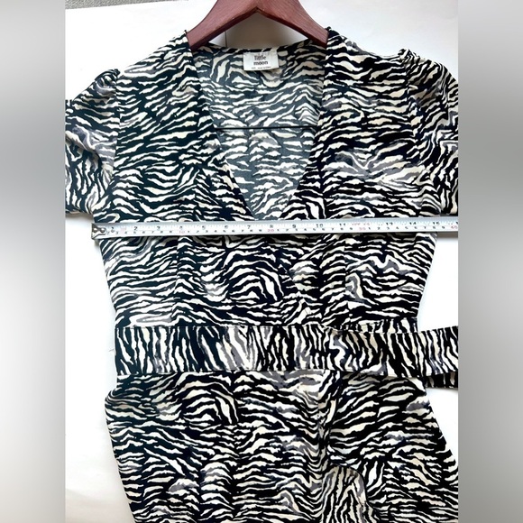 Aritzia Little Moon Dress Julep Dress Long-sleeve ruffle wrap dress print - Picture 2 of 6